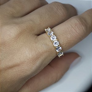 ANEL DOURADO MEIA ALIANÇA COM 6 ZIRCÔNIAS BRANCAS