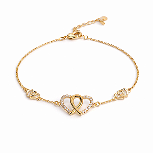 PULSEIRA DOURADA COM 3 CORAÇÕES ENTRELAÇADOS, DO MEIO COM ZIRCÔNIAS BRANCAS - 17CM + 3CM EXTENSOR