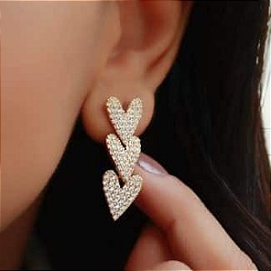 BRINCO DOURADO CEAVEJADO COM ZIRCONIAS E TRÊS CORACÕES PENDURADOS