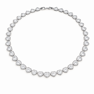 CHOCKER EM RÓDIO BRANCO MODELO RIVIERA COM PEDRAS DE CORAÇÃO CRAVEJADA AO REDOR 42CM