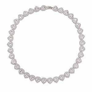 CHOCKER EM RÓDIO BRANCO MODELO RIVIERA COM PEDRAS DE CORAÇÃO CRAVEJADA AO REDOR 42CM