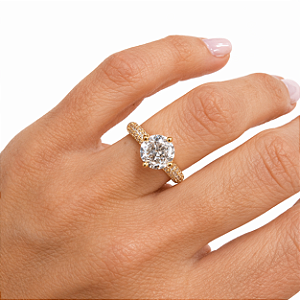 ANEL DOURADO MODELO SOLITÁRIO 8MM - COM MICROZIRCÔNIAS NAS LATERAIS