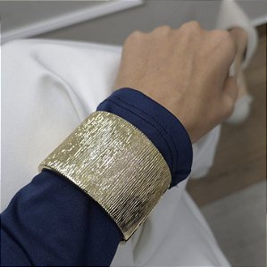 BRACELETE DOURADO TODO TEXTURIZADO 45MM DE LARGURA 71MM DE ALTURA