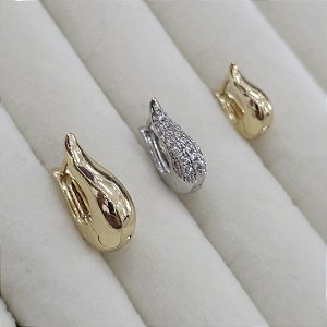 TRIO DE ARGOLAS DOURADAS - DUAS LISAS E UMA RODINADA COM PEDRAS DE ZIRCÔNIAS - 1,8CM, 1,5 CM E 1,3CM