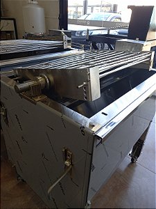 Churrasqueira rotativa 40x60 galvanizada para costelão