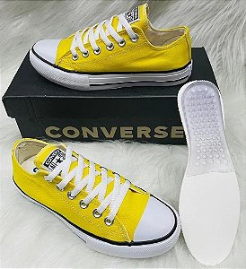 Tênis All Star na cor amarelo