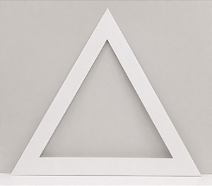 Triangulo vazado 40 cm de base e 35 cm de altura resinado ara sublimação
