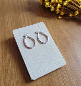 Brinco Gota Vazada com Cravação Lateral - Prata 925