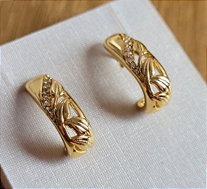 Brinco Meia Argola Folhas e Cravação - Semijoias