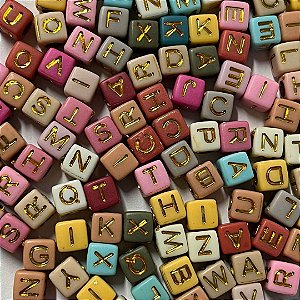 Miçanga cubo letras 6mm ref 0025 com 100 gramas