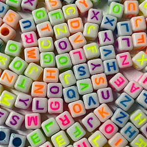 Miçanga cubo letras 6mm ref 0095 com 100 gramas