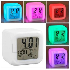 Relogio Cubo De Mesa Digital Despertador Led 7 Cores A Pilha