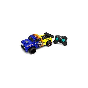 Brinquedo caminhonete com controle recarregável com luzes LED e spray