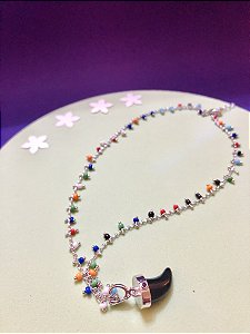 Choker Multicolors com Pingente Dente de Sabre