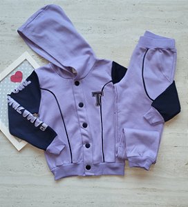 Conjunto feminino em moletom felpado na cor lilás com botões e capuz