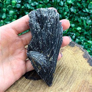 CIANITA PRETA - VASSOURA DE BRUXA 134G – Pedra de Proteção e Limpeza Energética
