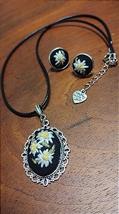 Conjunto Colar e Brincos Bordados a Mão