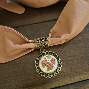 Chocker Margot | Faixa de tecido com Pingente bordado a mão