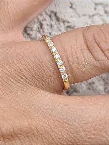 MEIA ALIANÇA EM OURO 18K COM DIAMANTES