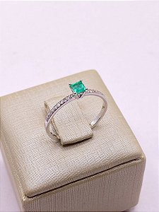 ANEL EM OURO BRANCO 18K COM ESMERALDA E DIAMANTES