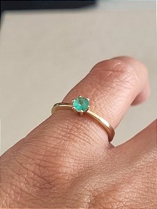ANEL SOLITÁRIO EM OURO 18K E ESMERALDA DE 4.2MM.