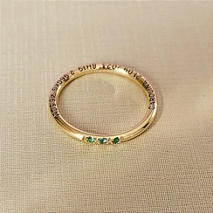 ANEL MEMORIAS 2MM EM OURO 18K E 03 PEDRAS NATURAIS