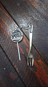 furador com garfinho yes dourado