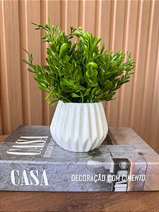 Vaso Plissado Cerâmica Branco Com Verdinhos Artificiais