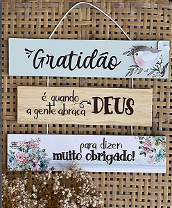 MÓBILE DE PAREDE FRASES COM APLIQUE GRATIDÃO É QUANDO...PÁSSARO 19X29,5