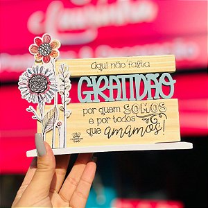 ENFEITE DE MESA COM APLIQUE FLORES, GRATIDÃO POR QUEM SOMOS...JARDIM