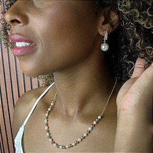 BRINCO DE ARGOLINHA COM ZIRCÔNIAS E 1 PÉROLA SEMIJOIA BANHO DE OURO 18K