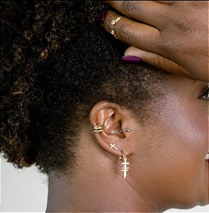 BRINCO ARGOLINHA COM 3 CRUZES PENDURADAS SEMIJOIA COM BANHO DE OURO 18K