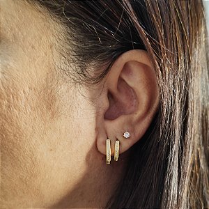 BRINCO DE ARGOLINHA COM ZIRCONIAS FORMATO DE U TAMANHO M SEMIJOIA COM BANHO DE OURO