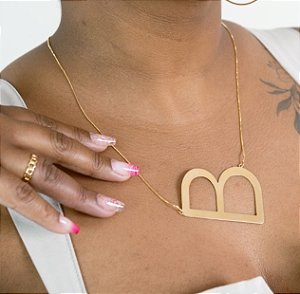 COLAR PERSONALIZADO LETRA GRANDE NA DIAGONAL BANHO DE OURO