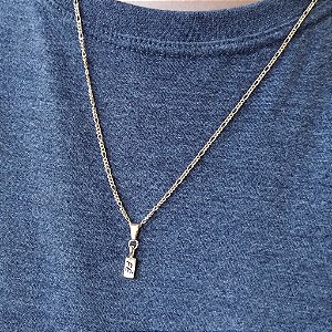 SOMENTE PINGENTE PLACA ESCRITA FÉ COM BANHO DE OURO 18K - 02cm x 0,4cm