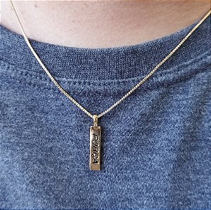 SOMENTE PINGENTE PLACA ESCRITA FORÇA COM BANHO DE OURO 18K - 02cm x 0,5cm