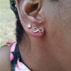 BRINCO DE LAÇO COM PEDRAS DE ZIRCÔNIAS SEMIJOIA COM BANHO DE OURO 18K ANTIALÉRGICO