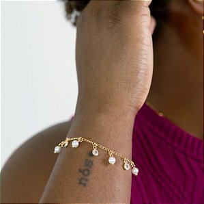 PULSEIRA DE PÉROLAS E ZIRCÔNIAS SEMIJOIA COM BANHO DE OURO 18K