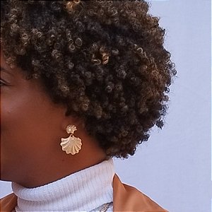 BRINCO DE CONCHA ESMALTADO NA COR AREIA SEMIJOIA COM BANHO DE OURO 18K