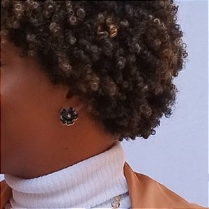 BRINCO PEQUENO DE FLOR ESMALTADO NA COR PRETA COM BANHO DE OURO 18K