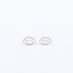 BRINCO INFANTIL FORMATO DE NUVEM COM BANHO DE OURO 18K