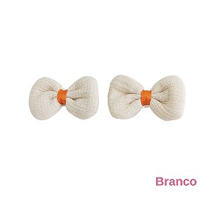 PAR DE LAÇOS MODELO BICO DE PATO - DETALHE DE CETIM