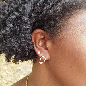 BRINCO MEIO CÍRCULO DOURADO COM ZIRCÔNIAS EM GOTA SEMIJOIA COM BANHO DE OURO 18K