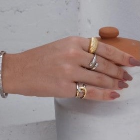 ANEL AJUSTÁVEL TEXTURIZADO SEMIJOIA ELEGANTE COM BANHO DE OURO 18K