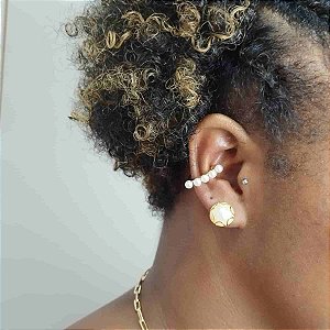 BRINCO MEIA PÉROLA COM DETALHES DOURADOS SEMIJOIA COM BANHO DE OURO 18K