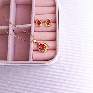 CONJUNTO COLAR E BRINCO FORMATO DE GOTA COM ZIRCÔNIA VERMELHA BANHO DE OURO 18K