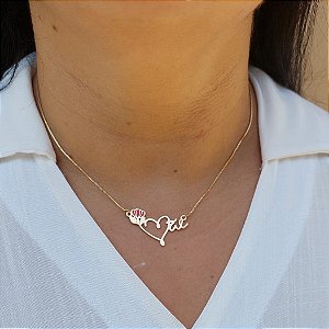 COLAR PERSONALIZADO CORAÇÃO COM PALAVRA MÃE E ROSA SEMIJOIA BANHO DE OURO 18K