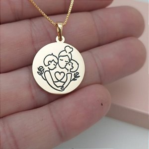 COLAR PERSONALIZADO MEDALHA COM DESENHO DE MÃE E FILHOS SEMIJOIA BANHO DE OURO 18K