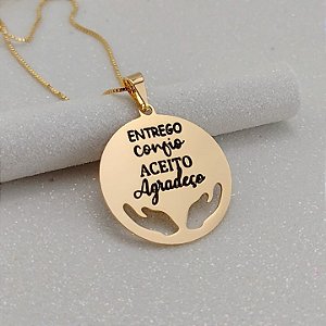 COLAR PERSONALIZADO MEDALHA COM FRASE RELIGIOSA CURTA E MÃOS DE BENÇÃOS SEMIJOIA BANHO DE OURO 18K