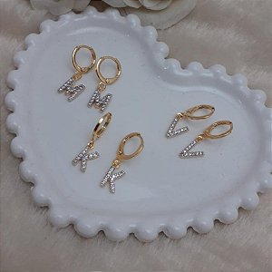 BRINCO DE ARGOLA PERSONALIZADO COM INICIAL DO NOME CRAVEJADO DE ZIRCÔNIAS SEMIJOIA BANHO DE OURO 18K